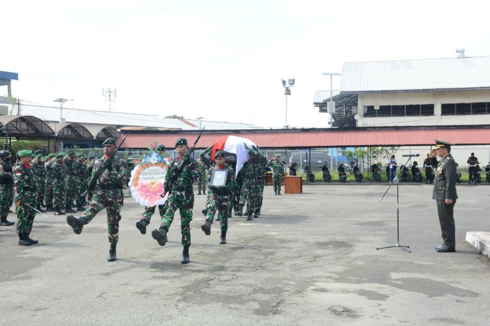Kasrem Pimpinan Upacara Pengantaran Jenazah Prajurit Satgas Yonif 711/RKS